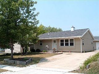 1st image of 821 Carole St