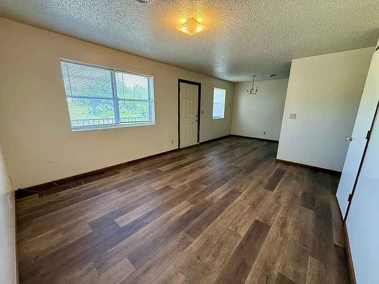 1950 Farrar Dr — Photo 2