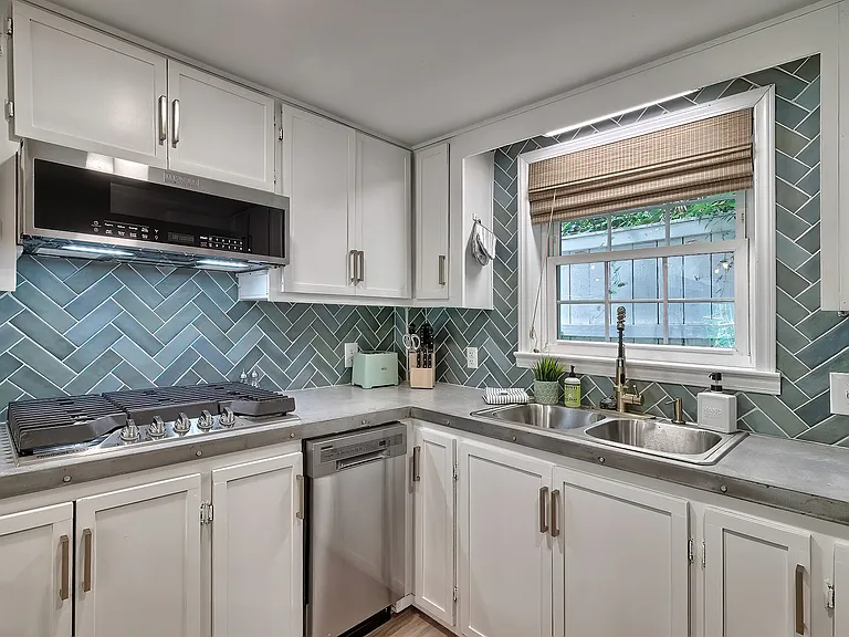 2408 Lincoln St — Photo 14