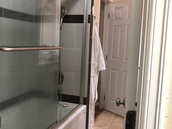 5th image of 819 212th Ave NE