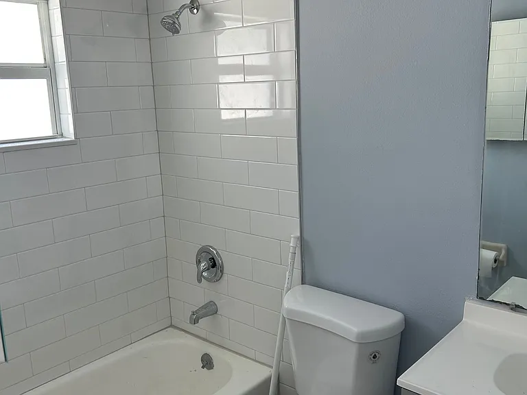 1404 Dexter Dr N — Photo 10