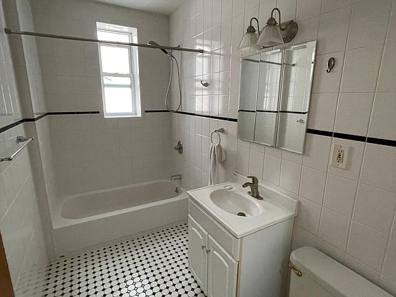 4th image of 2775 E 15th St #1