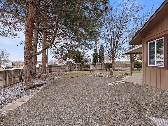 Huge backyard with great landscaping to enjoy!