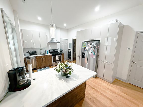 3rd image of 1508 N Artesian Ave #2F