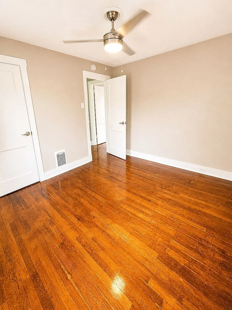 Mt. Lebanon Duplex for Rent with Front and Back Porch * Pet Friendly Apartment * Walk to the T * ... — Photo 4