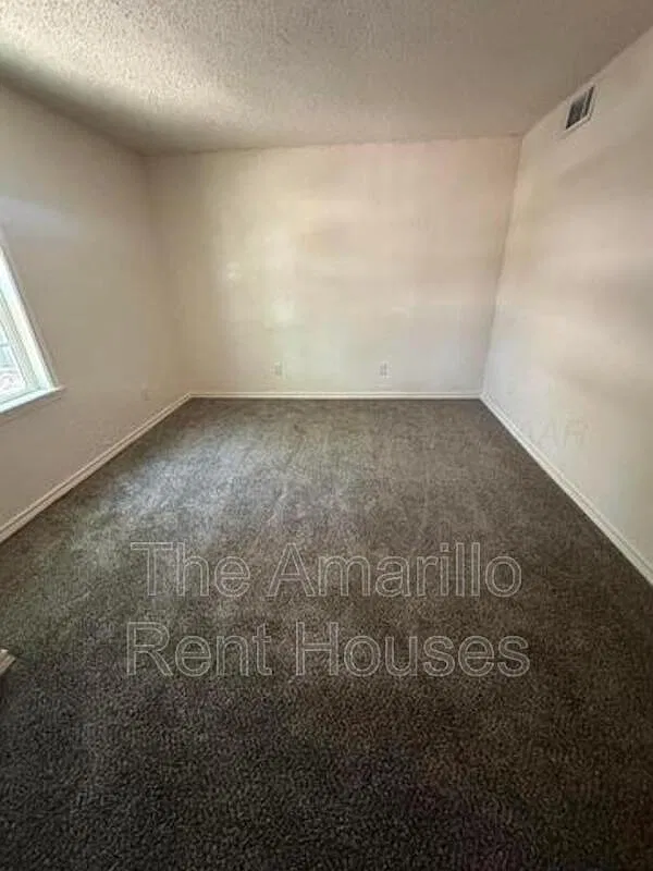 3 bed, 1.0 bath, 1048 sqft, $1,650 — Photo 4