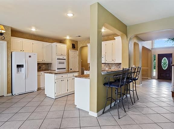 5th image of 2217 Country Club Dr