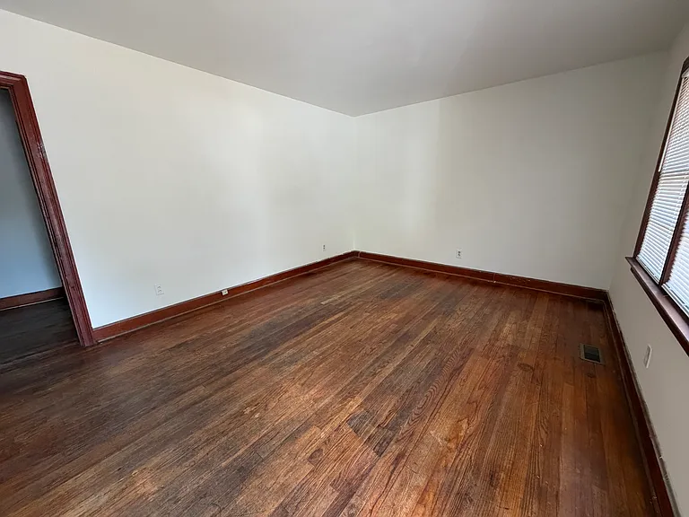 104 Pearson St N — Photo 3