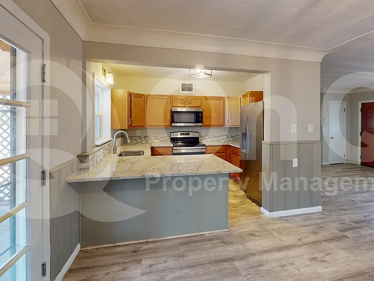 1305 E Water St — Photo 5