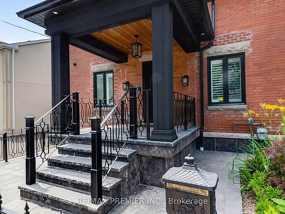3rd image of 21 Elizabeth St N