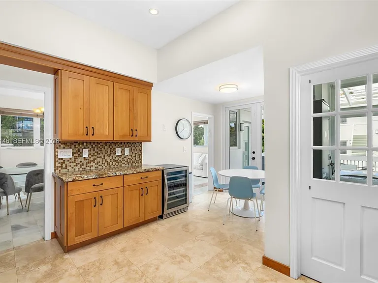 4340 Pine Tree Dr — Photo 12