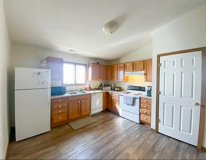 2 bed, 1076 sqft, $1,200 — Photo 4