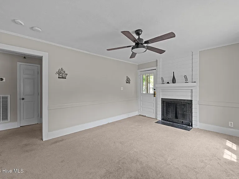 2402 Oaks Rd — Photo 4