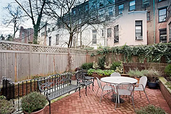 Sold by Warren Lewis Realty | media 24