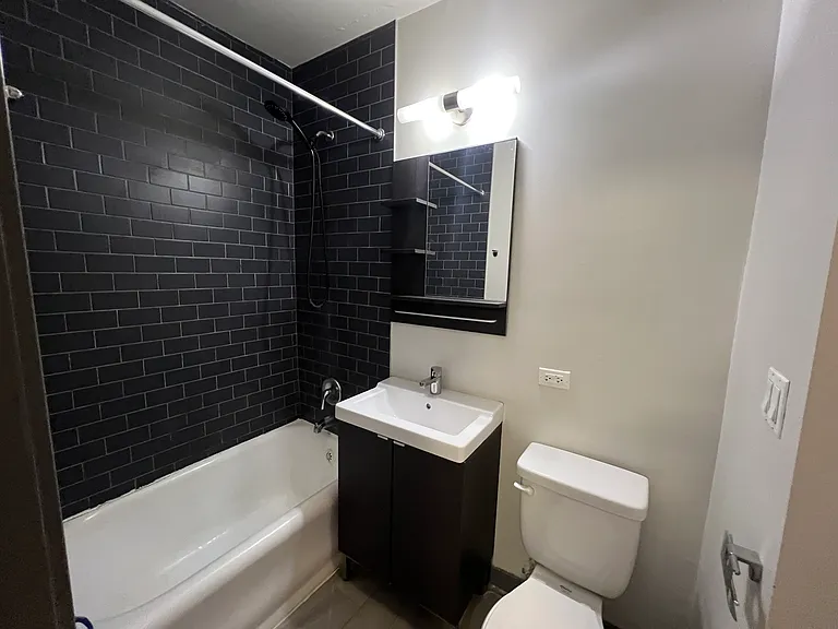 944 W Montrose — Photo 14