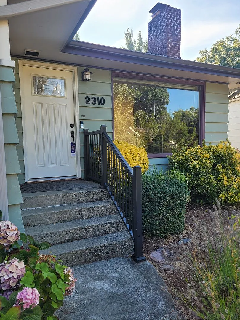 Classic Home located near Elizabeth park and in the Columbia Neighborhood — Photo 3