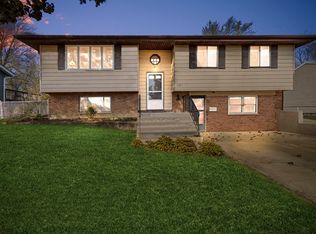 221 Wakefield Ln, Schaumburg, IL 60193