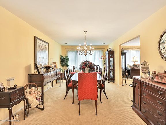 4th image of 47 Buttonwood Ct #1000