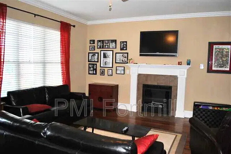4 bed, 3.5 bath, 2490 sqft, $2,900 — Photo 4