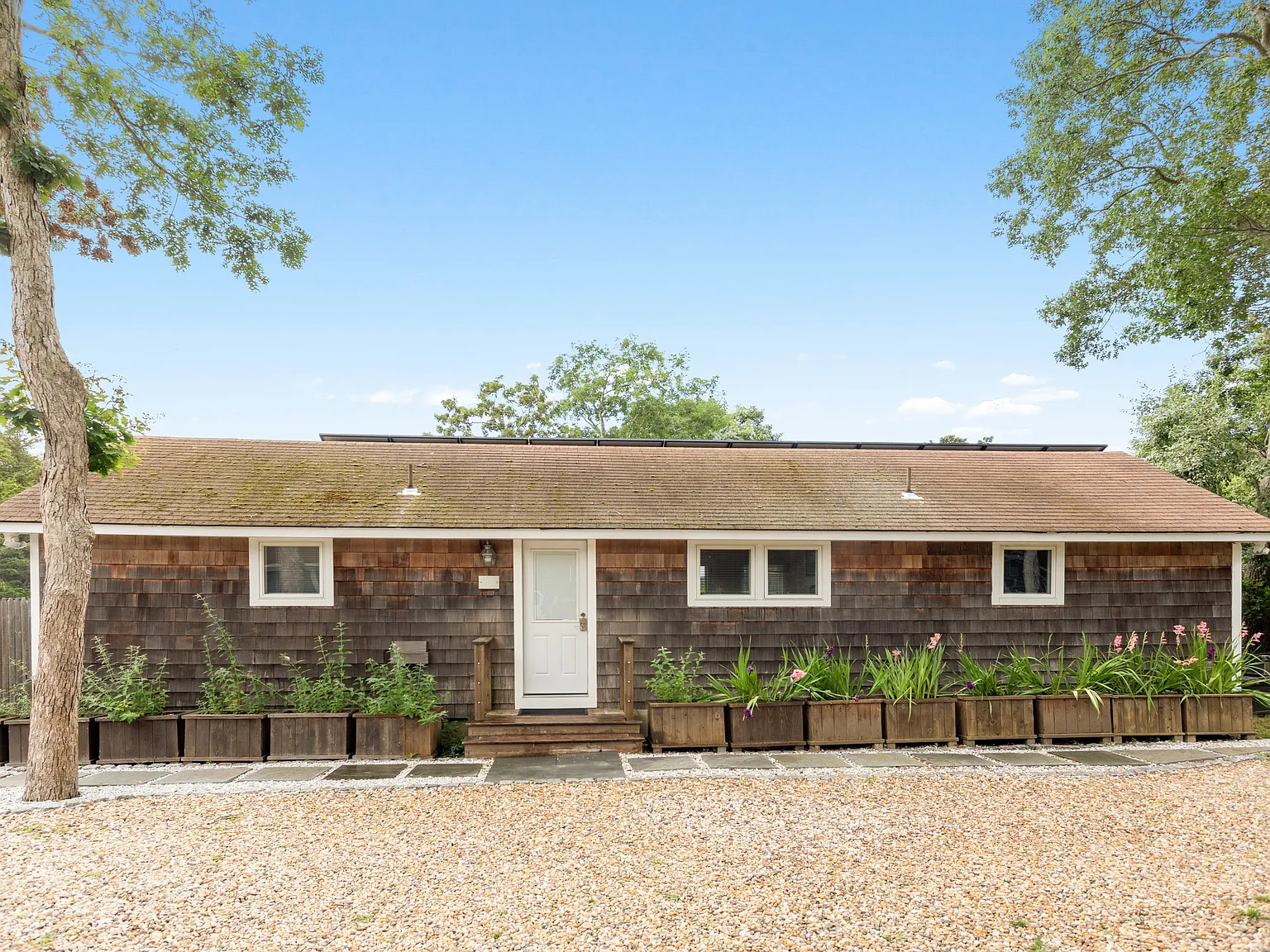 3-Cottage Compound on Gardiners Bay — Photo 3