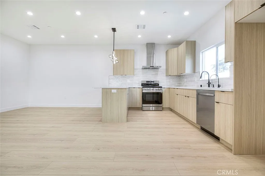 3 bed, 1200 sqft, $4,450 — Photo 3
