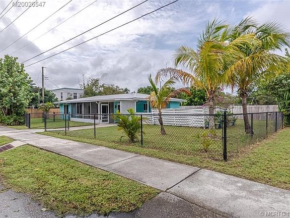 3rd image of 3282 NE Skyline Dr