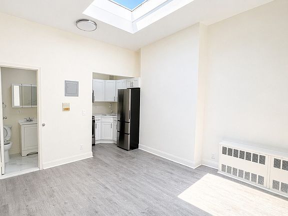 4th image of 424 W 22nd St #9
