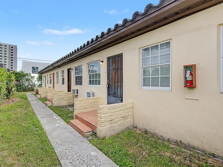 1021 SW 3rd St #4 — Photo 1