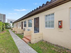 1021 SW 3rd St, Miami, FL