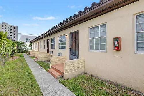 1021 SW 3rd St #4 Photo 1