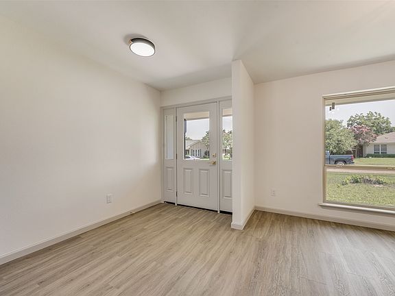 4th image of 2113 Poppy Ln