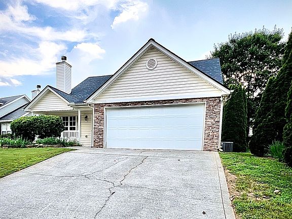 2nd image of 417 Hillcrest Cmns