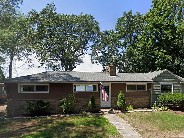 35 Glen Dr — Photo 1