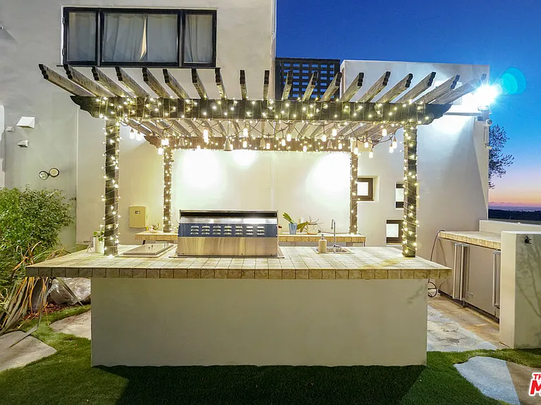 13211 Mulholland Dr — Photo 15