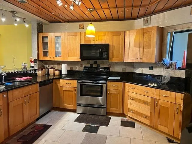 Uno Lago 6 Condo — Photo 2