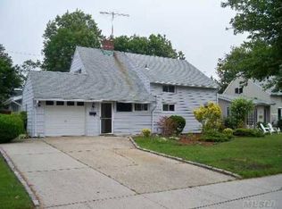 73 Twin Ln N, Wantagh, NY 11793