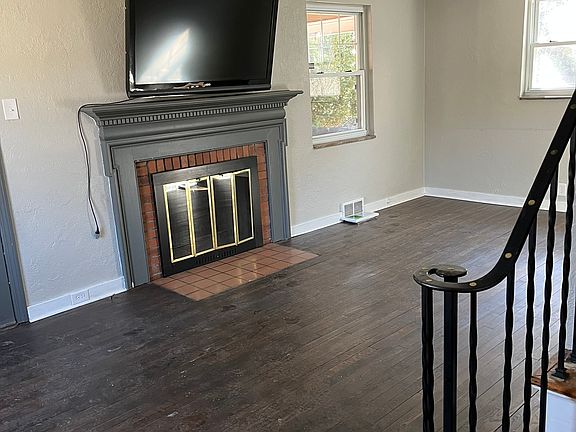 Living room - Smart TV can stay or go