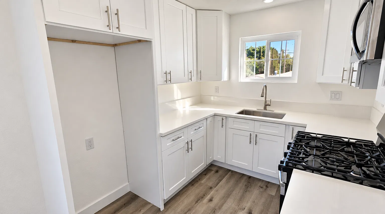 3 bed, 980 sqft, $2,950 — Photo 1