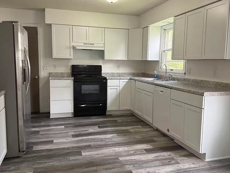 1814 Stratford Dr — Photo 2