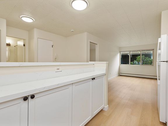 3rd image of 324 W Olympic Pl APT 203