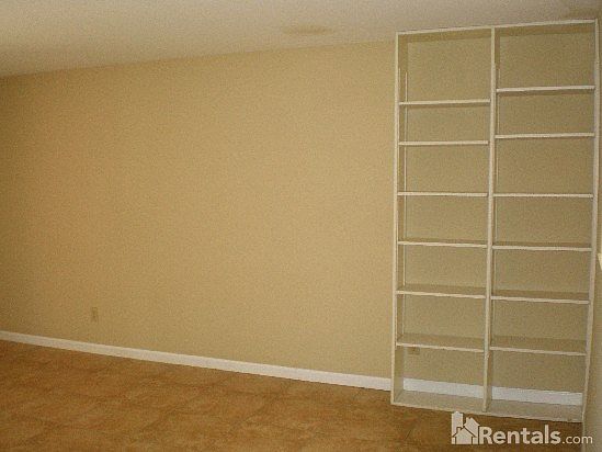 5th image of 535 W Oxford Dr
