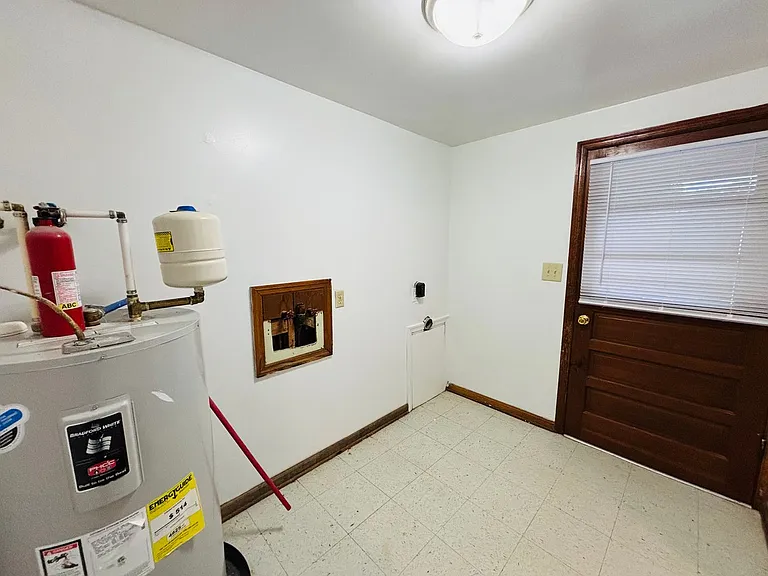 2 Bedroom, 1 Bath Apartments — Photo 12