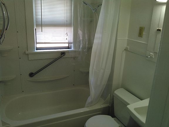 Bathroom with tub/shower