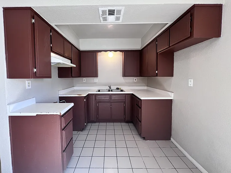 600 E 5th St #10 — Photo 7