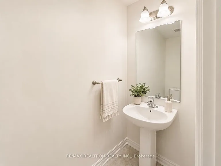 8 Thomas Frisby Jr Cres — Photo 5