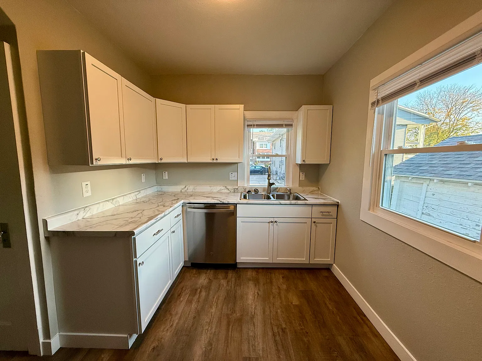 3 bed, 890 sqft, $2,300 — Photo 2