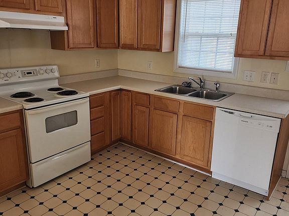2nd image of 1121 Nicklaus Dr #B