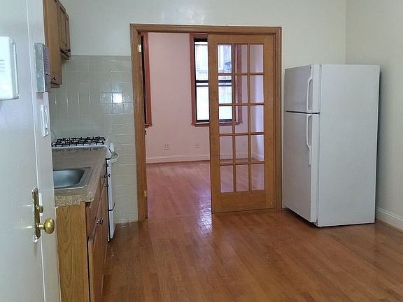 3rd image of 22 Saint Marks Pl APT 4