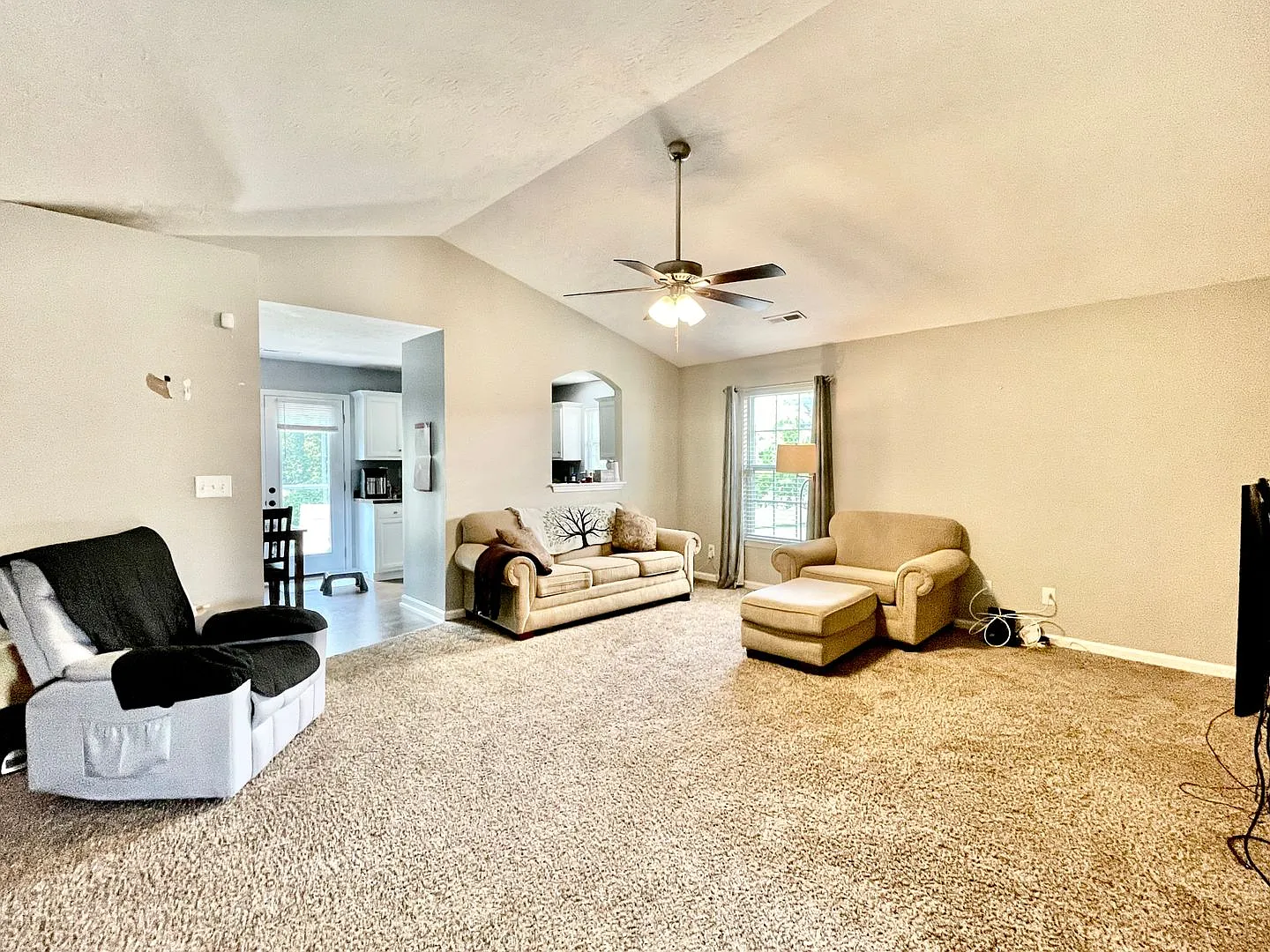 Coming Soon! 3 Bed 2 Bath Home in Kearney Ridge! — Photo 3