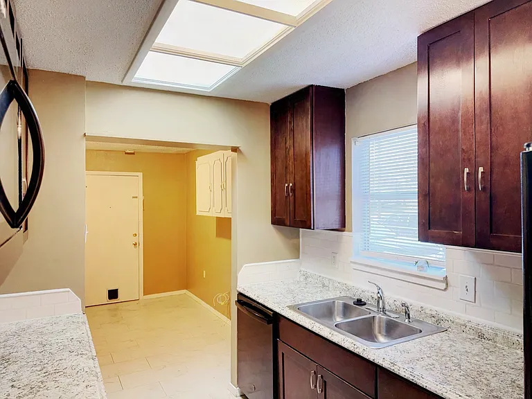 2837 Lowell Dr — Photo 6